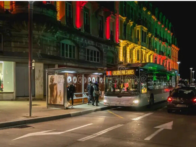 Arrêt de bus nocturne avec marquage au sol à Belfort