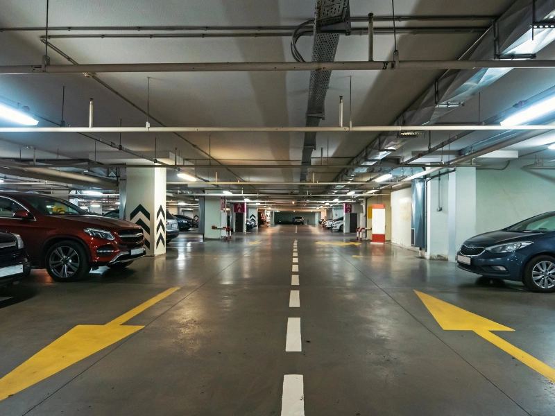 Flèches directionnelles et lignes de marquage dans un parking